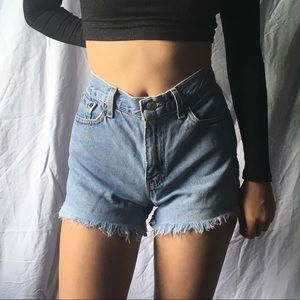 Lightwash Levi cutoff shorts